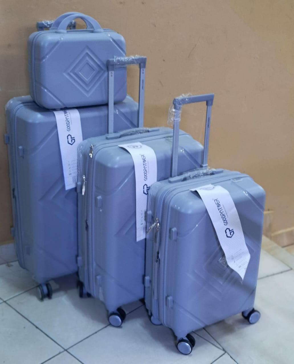 4 in 1 Luxurious unbreakable suitcase