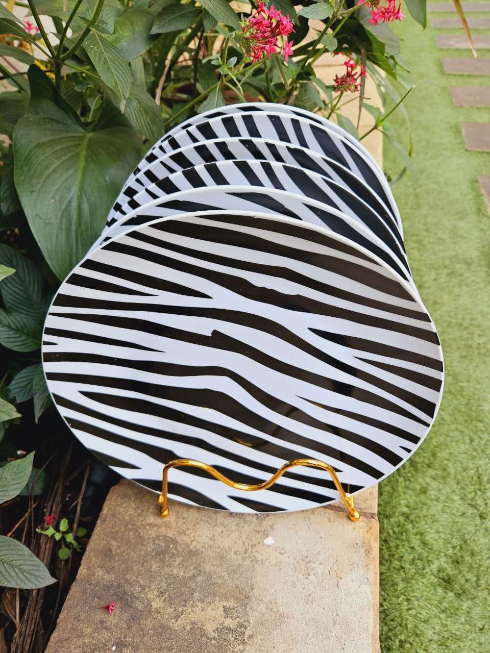 Black and white Dinner plate