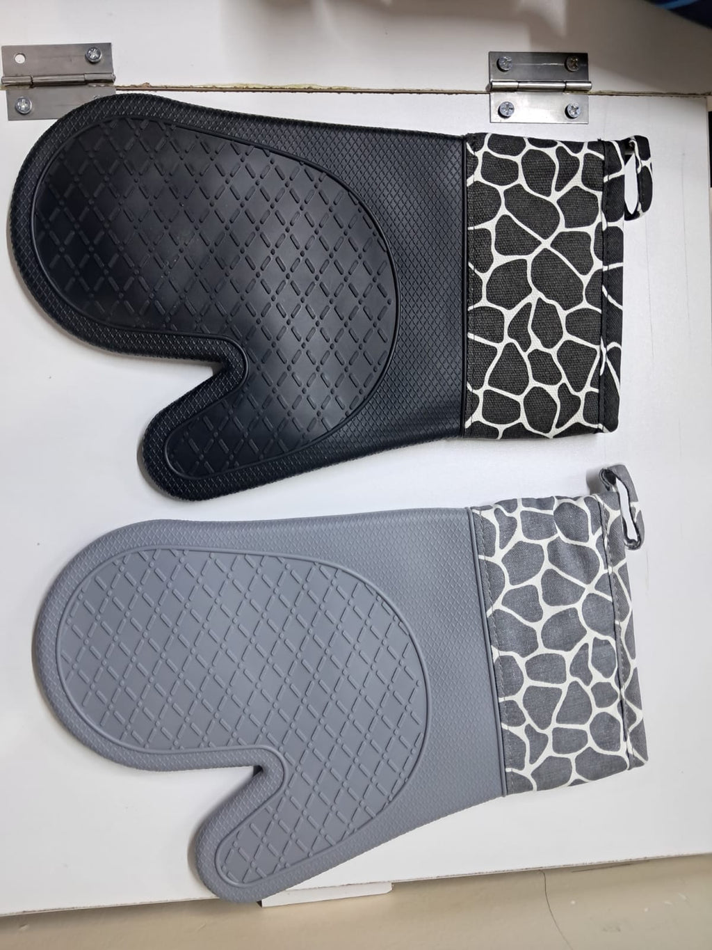 Heat resistant silicone oven gloves with soft cotton lining