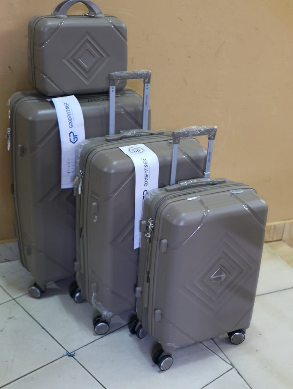 4 in 1 Luxurious unbreakable suitcase